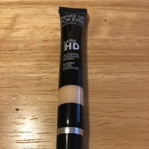 Make up forever concealer Y23 light to medium tone